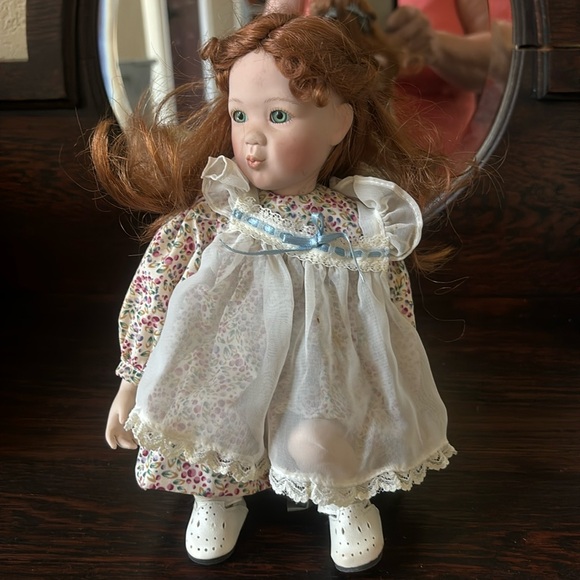 Vintage doll - Picture 1 of 5